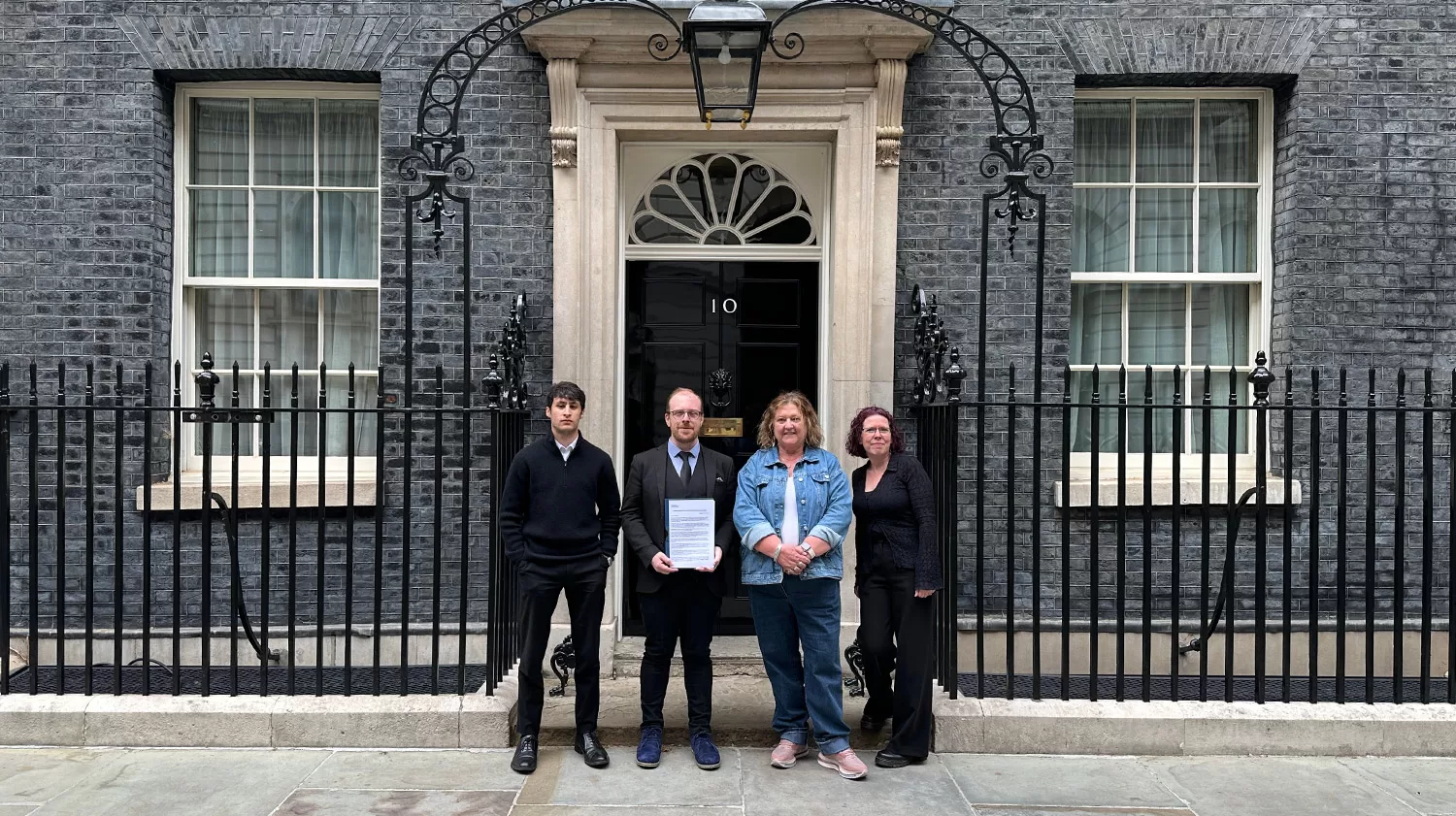Ex Scientologists deliver petition to Downing Street